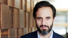 برتغالي يجني الملايين عبر موقعه الإلكتروني لتسويق الأزياء برتغالي يجني الملايين عبر موقعه الإلكتروني لتسويق الأزياء